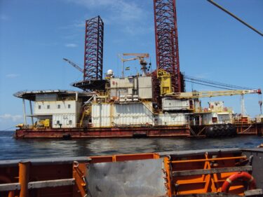 ガボンの産業構造：GDPシェア、GDP寄与度、労働者数シェア、労働生産性について