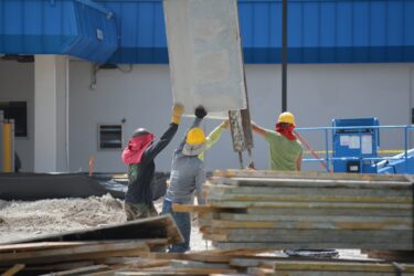 セネガルの労働統計：平均賃金と平均労働時間
